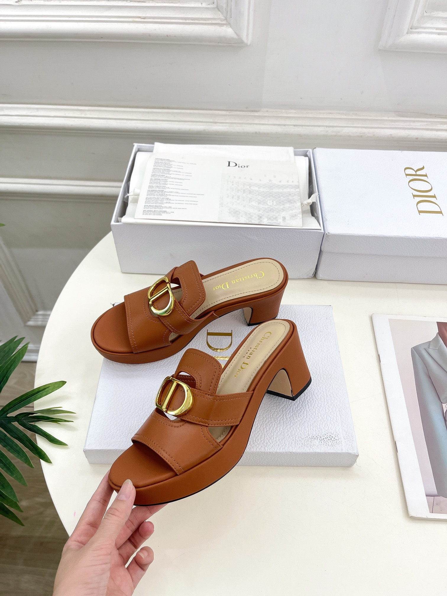 UA D*0r 30 Montaigne Platform Slide