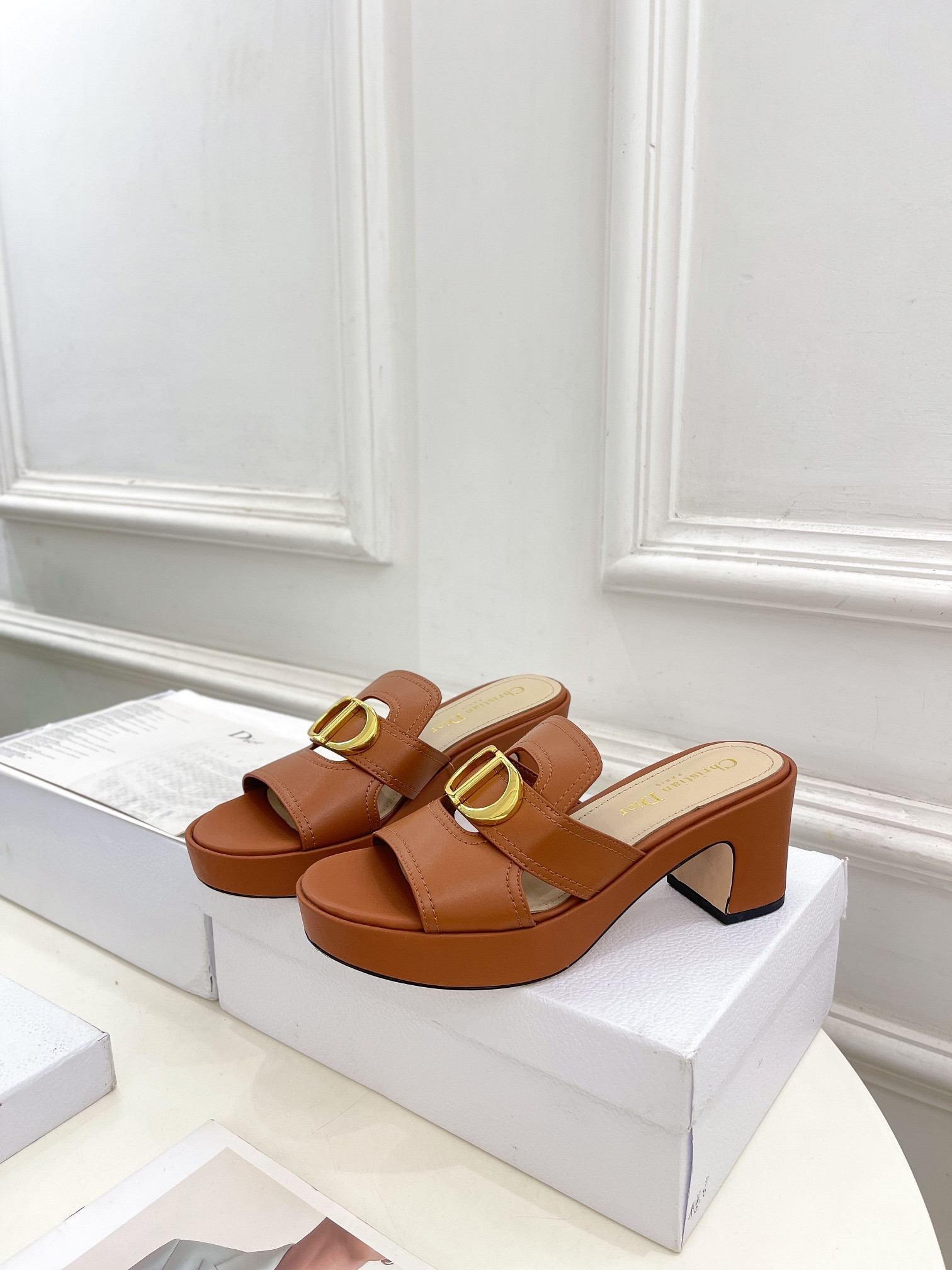 UA D*0r 30 Montaigne Platform Slide