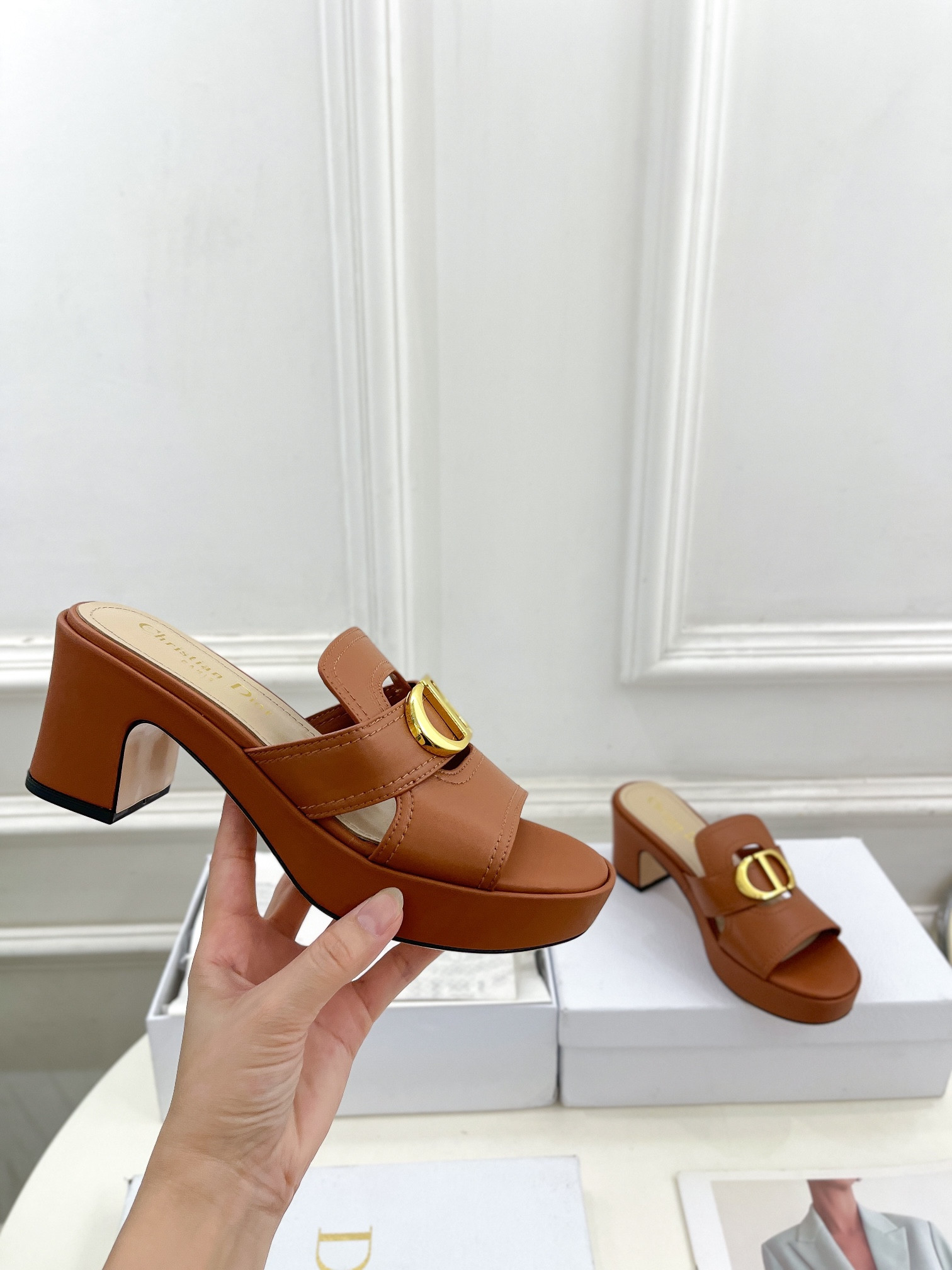 UA D*0r 30 Montaigne Platform Slide