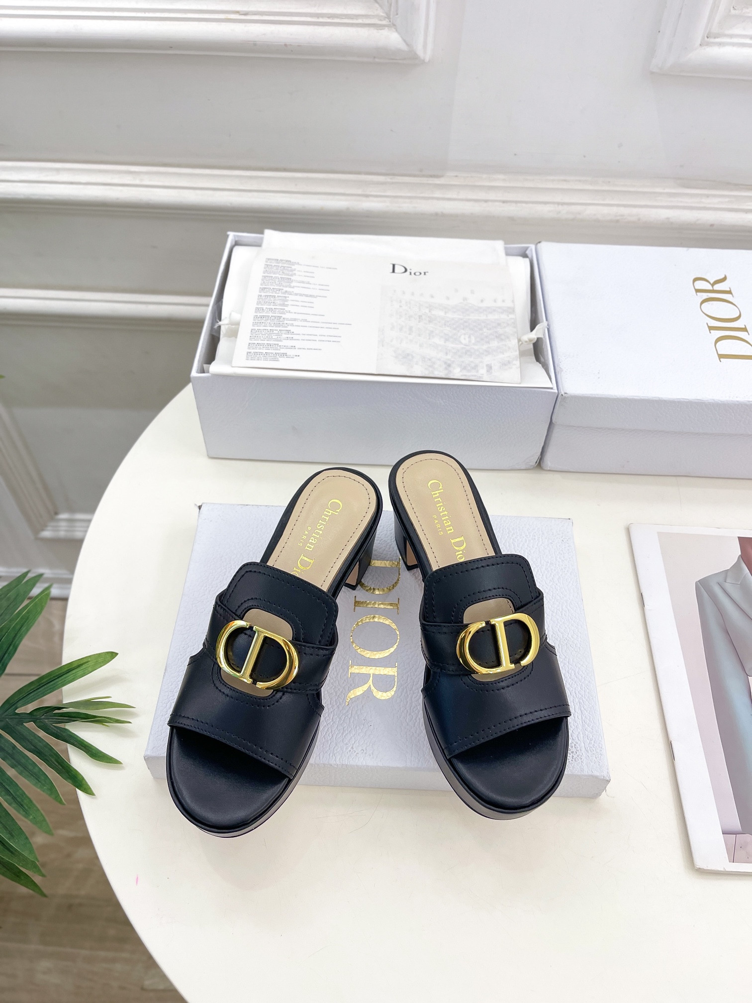 UA D*0r 30 Montaigne Platform Slide