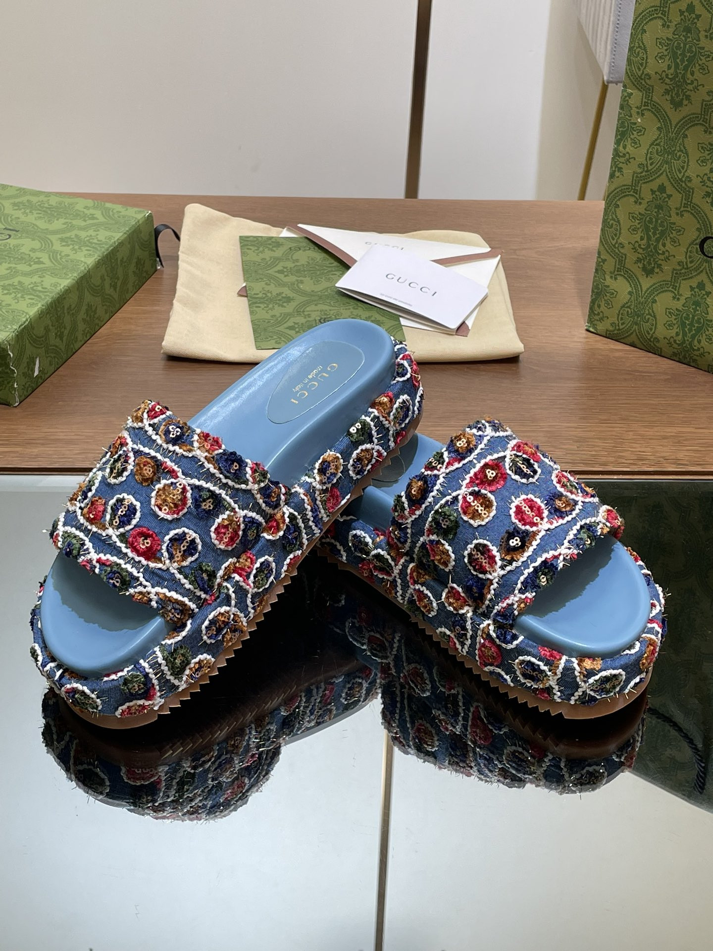 UA G*u*i PLATFORM SLIDE