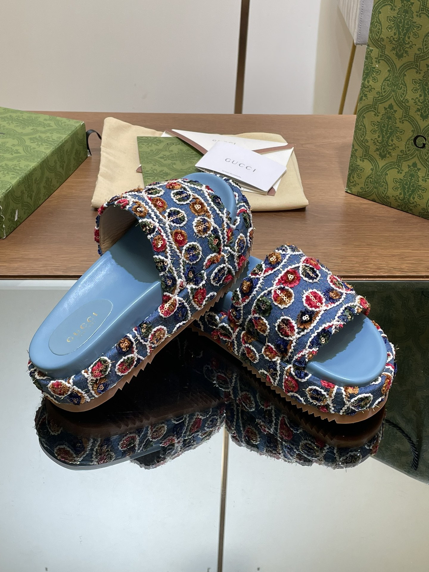 UA G*u*i PLATFORM SLIDE