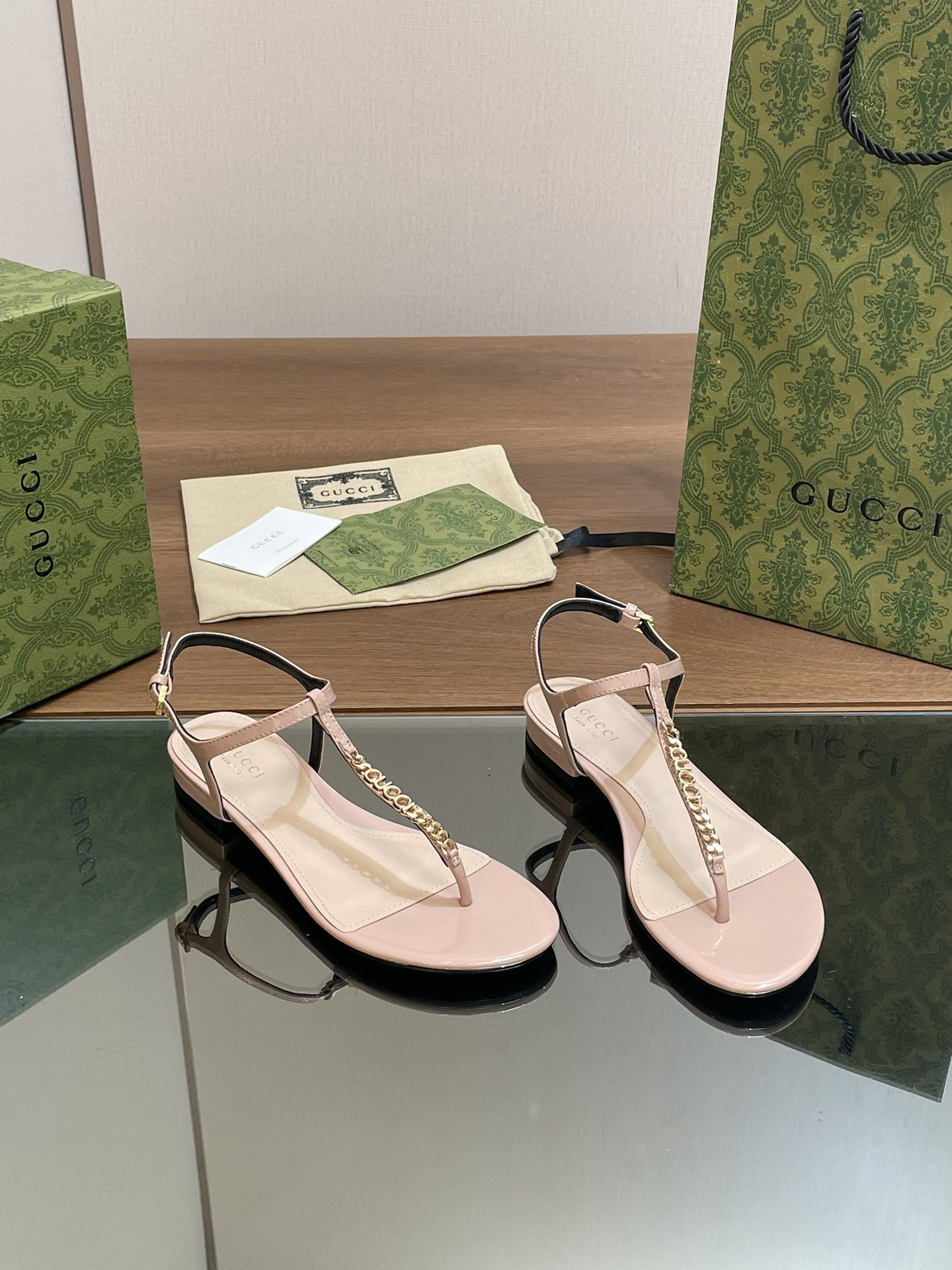 UA G*u*i SIGNORIA THONG SANDAL