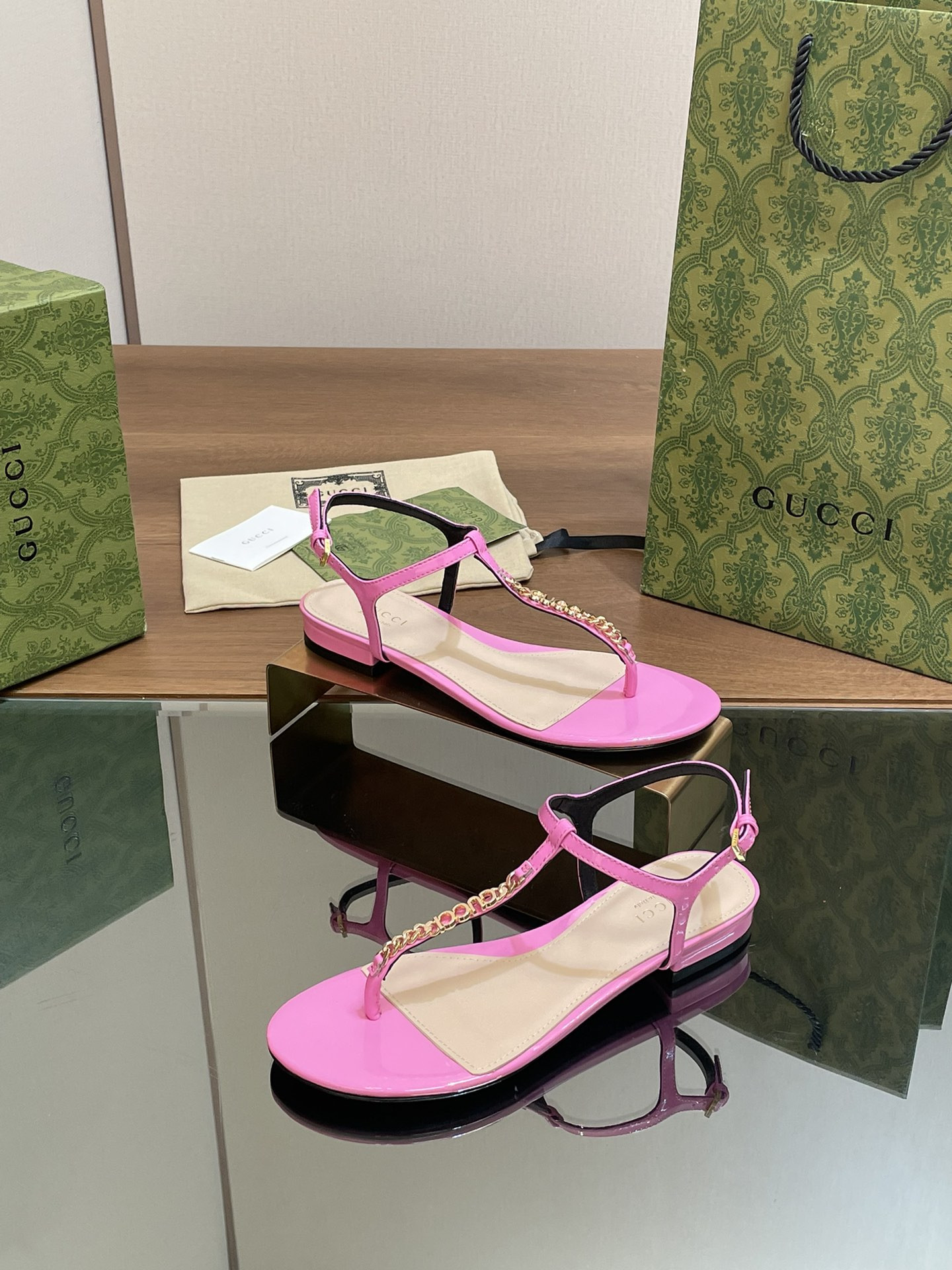 UA G*u*i SIGNORIA THONG SANDAL