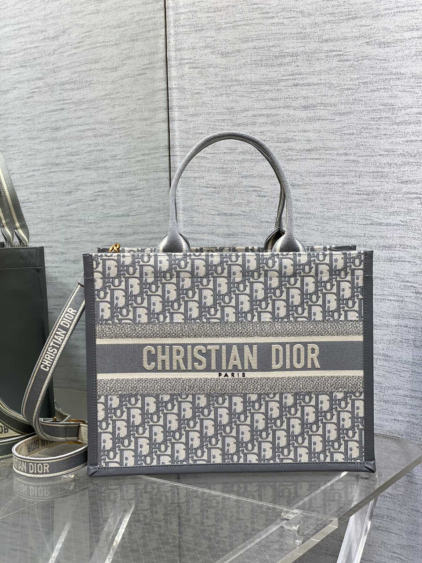 D*0r Medium D*0r Book Tote Gray D*0r Oblique Embroidery and Calfskin 36.5 x 28 x 17.5 cm