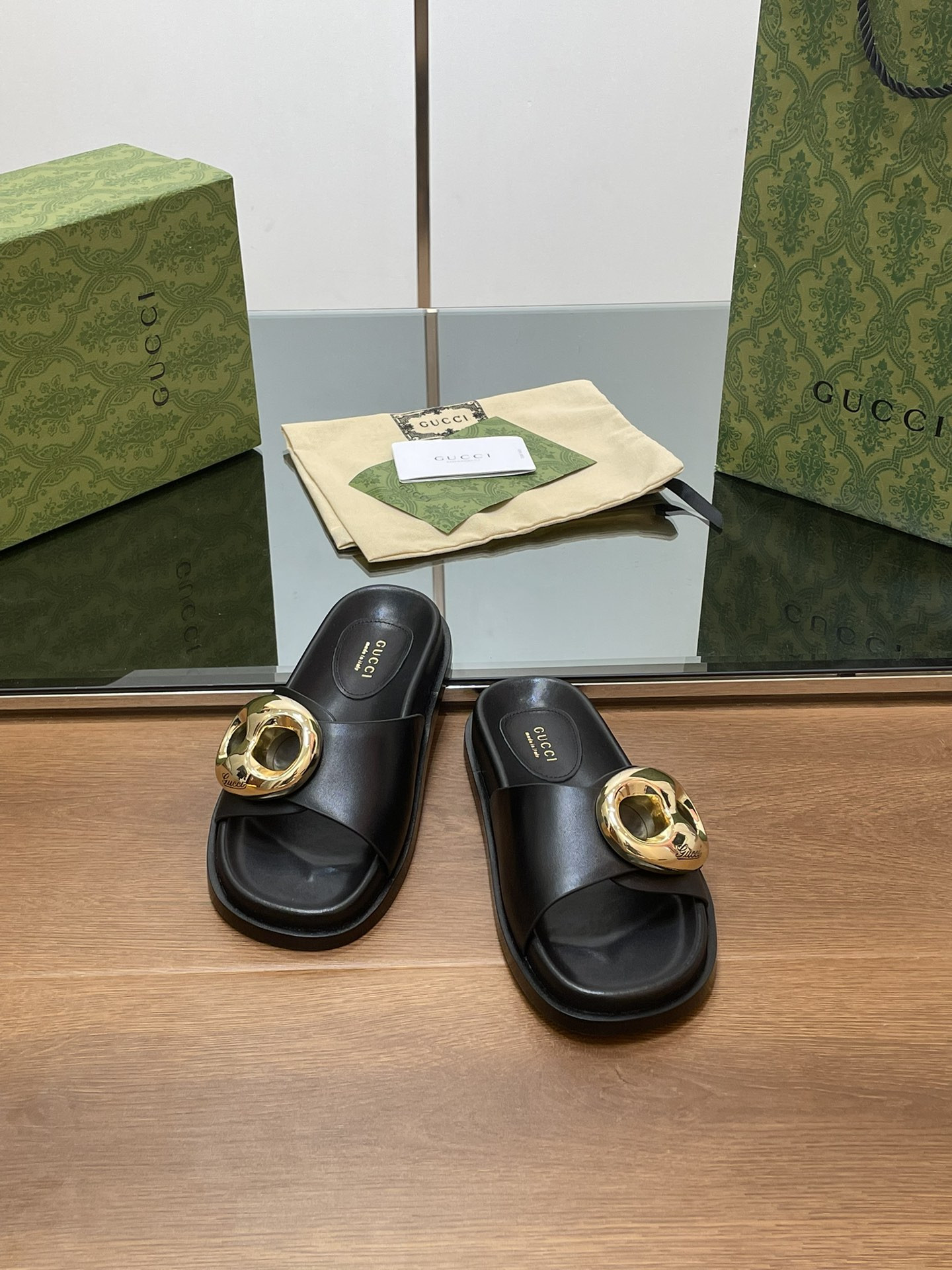 UA G*u*i MARINA CHAIN SLIDE SANDAL