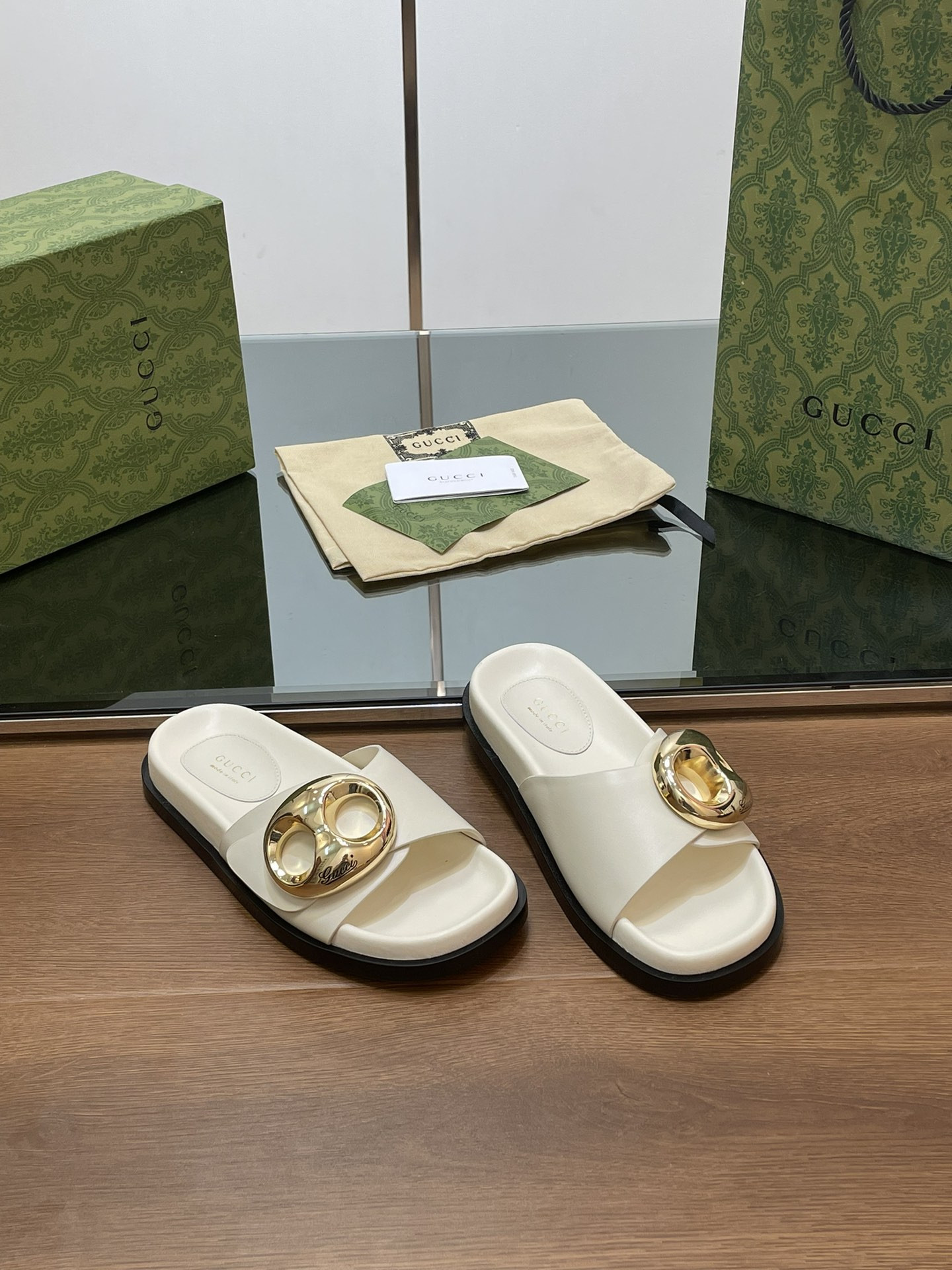 UA G*u*i MARINA CHAIN SLIDE SANDAL