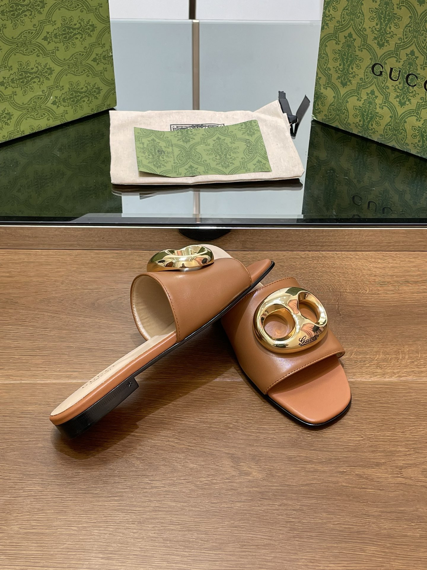 UA G*u*i MARINA CHAIN SLIDE