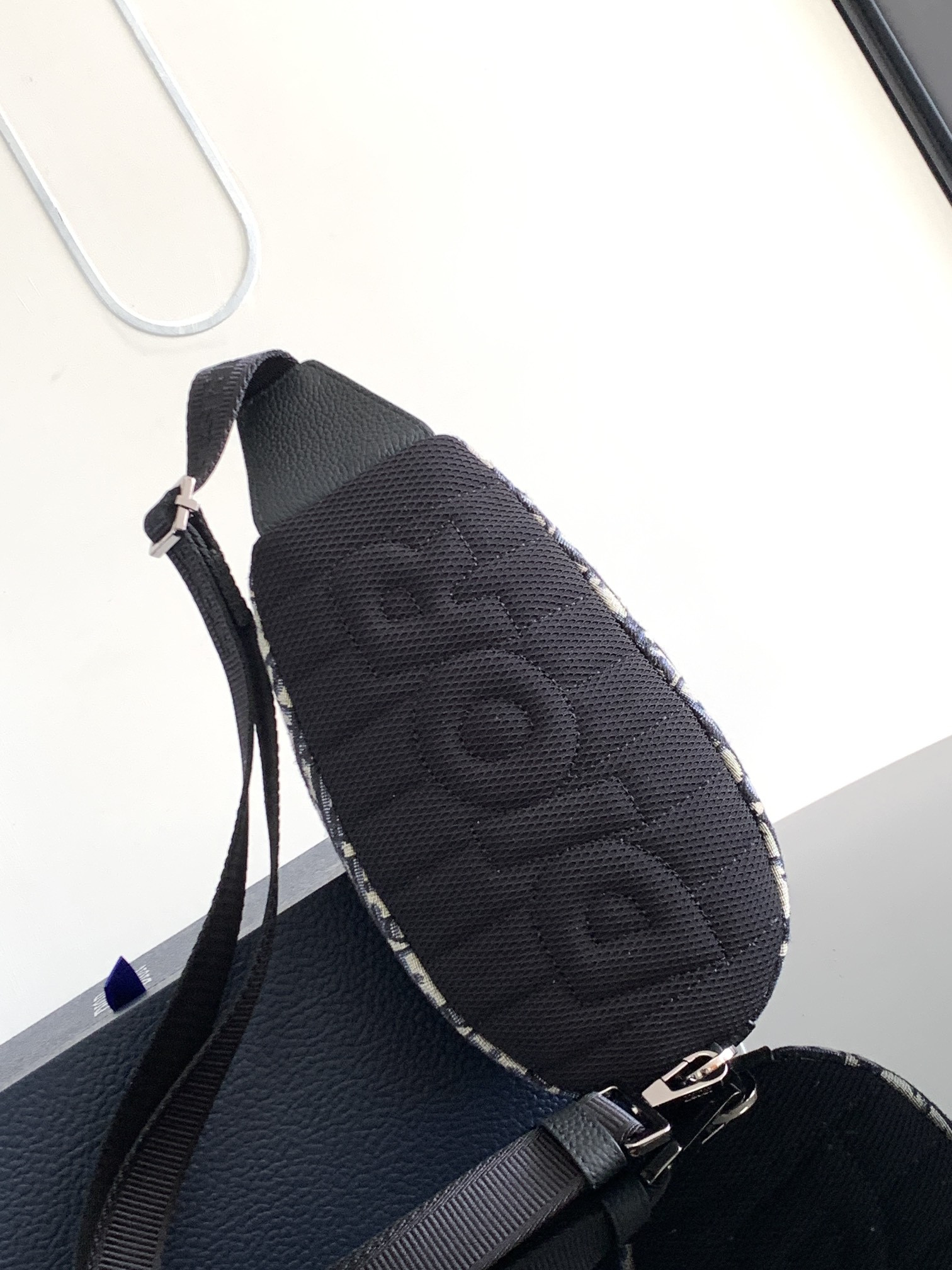 Mini D*0r Scarab Bag 28 x 12.2 x 3.8 cm