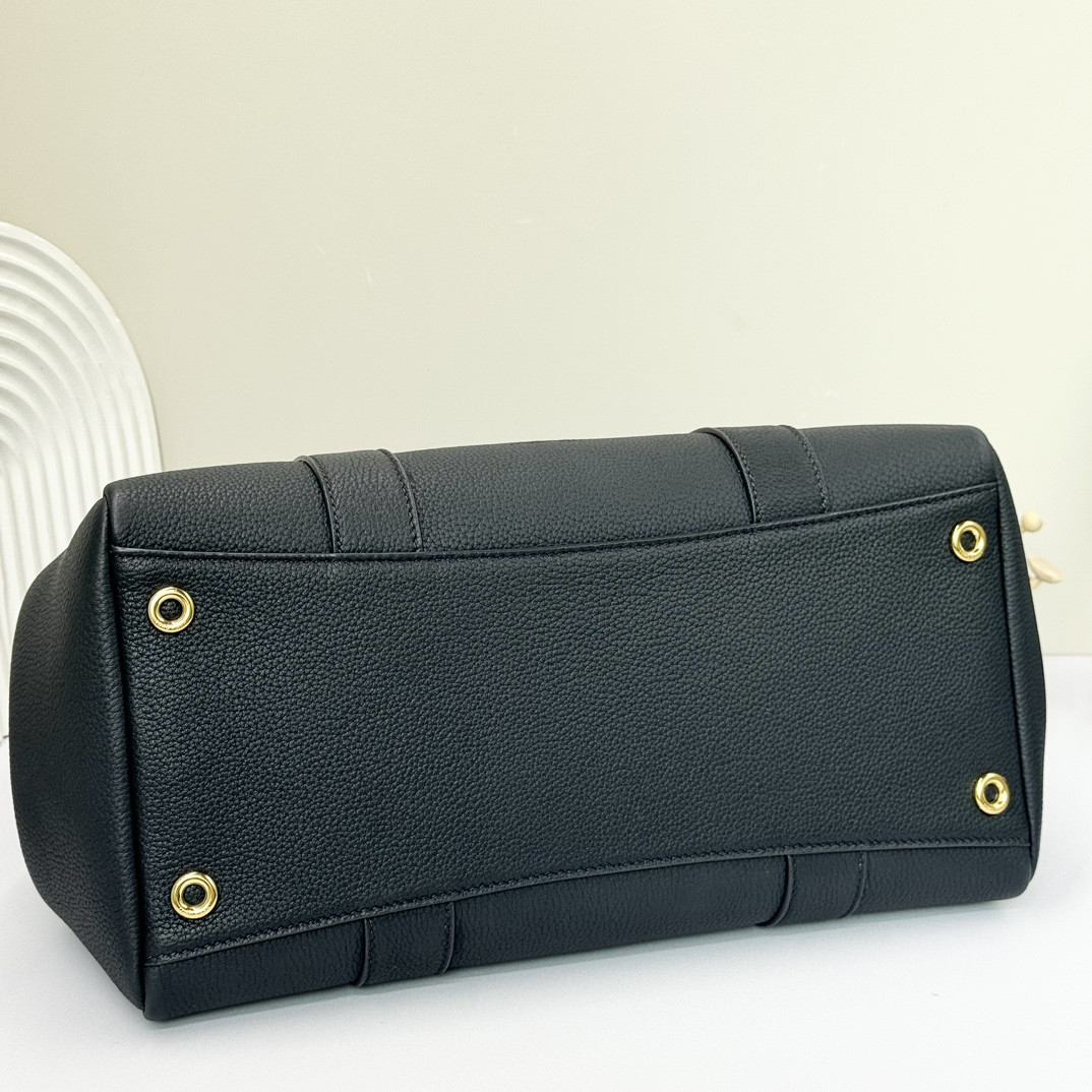 L**o p*ana Loom Bag L32 Grained Calfskin 33 x 23 x 18 cm