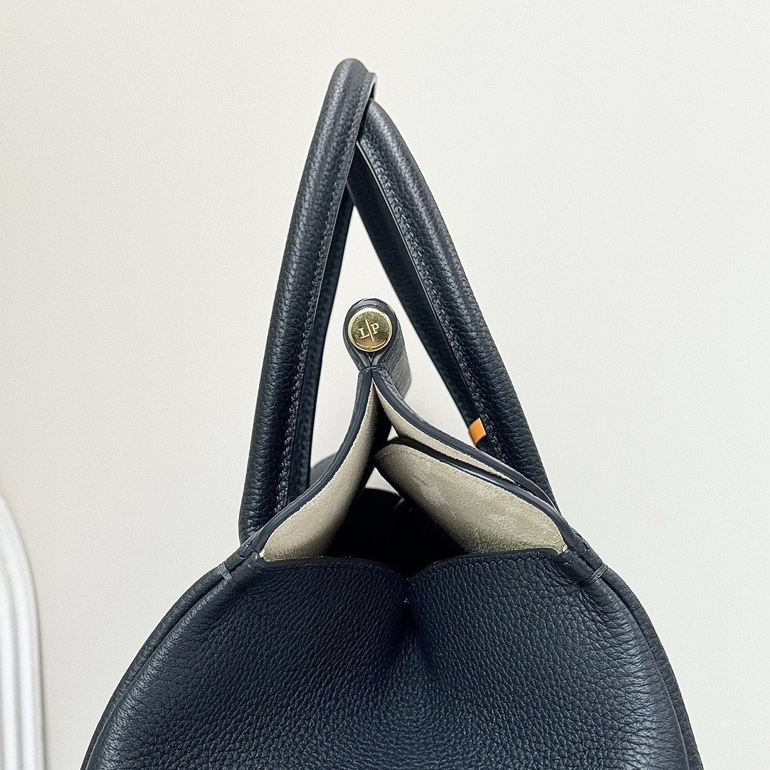 L**o p*ana Loom Bag L32 Grained Calfskin 33 x 23 x 18 cm