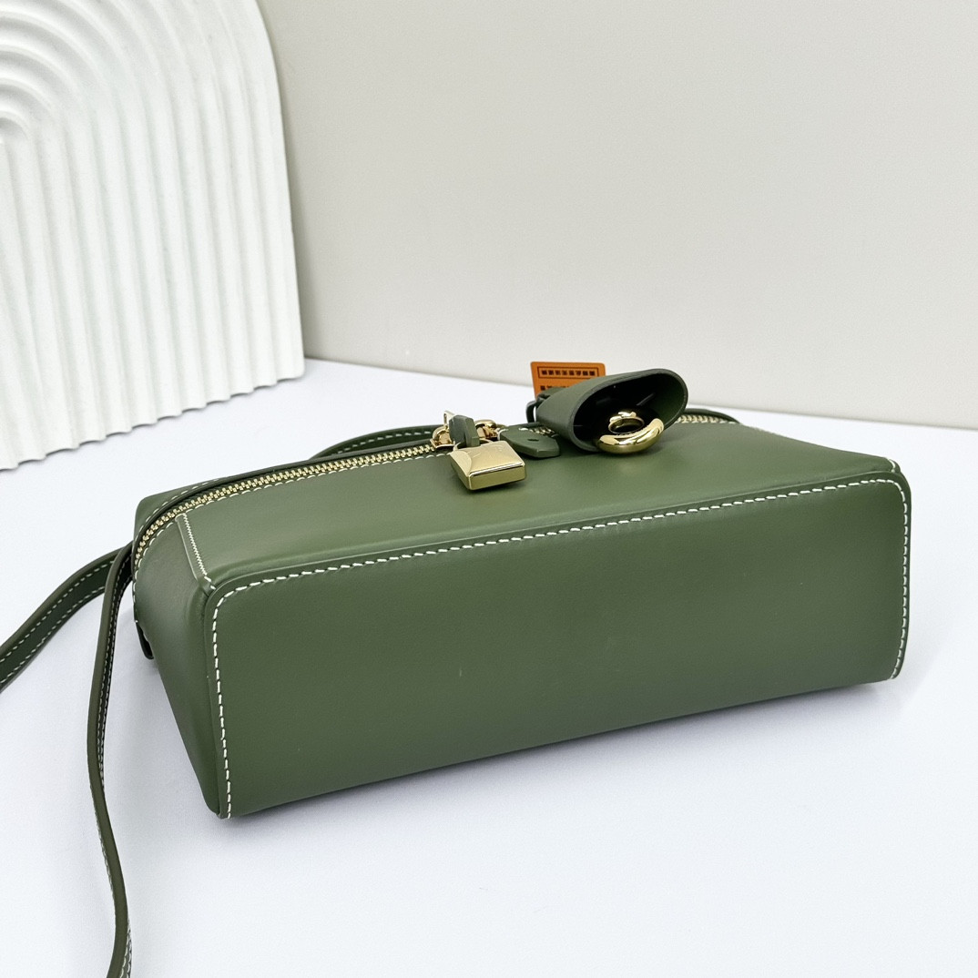 L**o p*ana Extra Pocket L19 Smooth Calfskin 11 x 19 x 6.5 cm