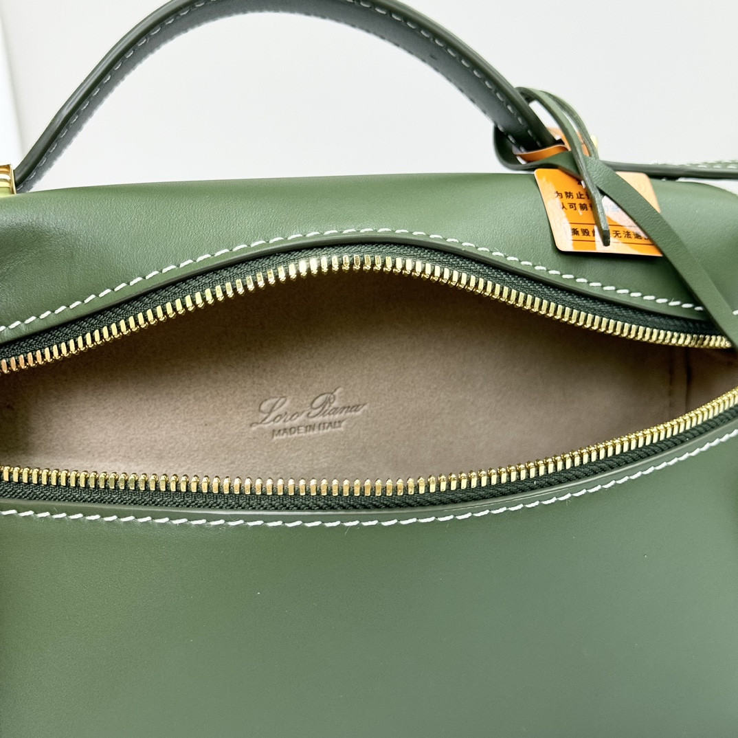 L**o p*ana Extra Pocket L19 Smooth Calfskin 11 x 19 x 6.5 cm