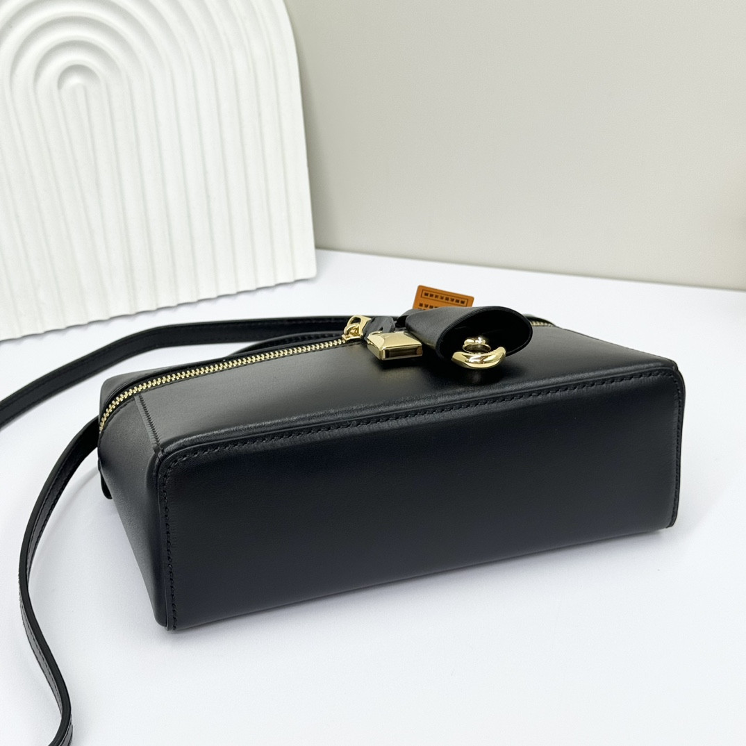 L**o p*ana Extra Pocket L19 Smooth Calfskin 11 x 19 x 6.5 cm