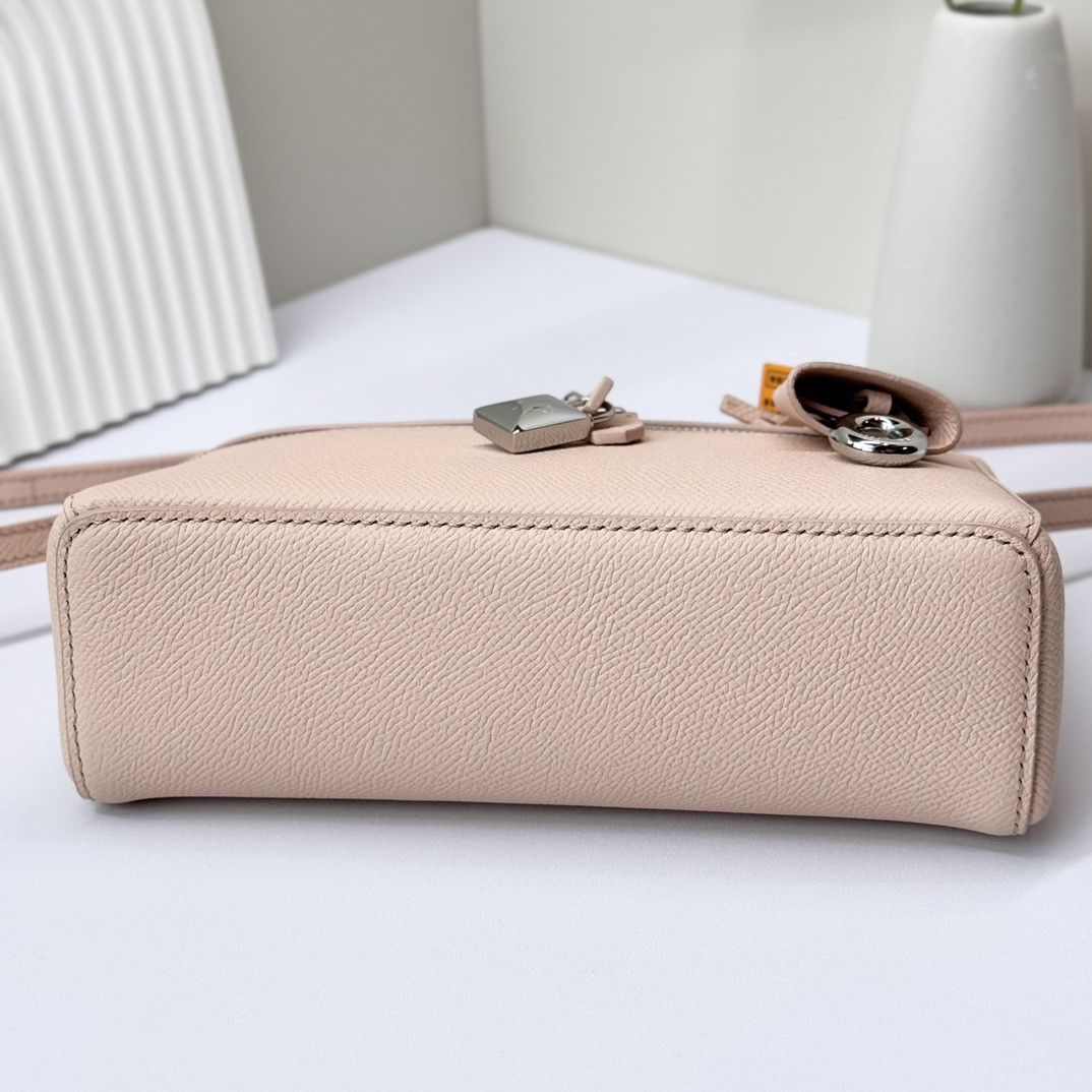 L**o p*ana Extra Pocket L19 Grained Calfskin 11 x 19 x 6.5 cm