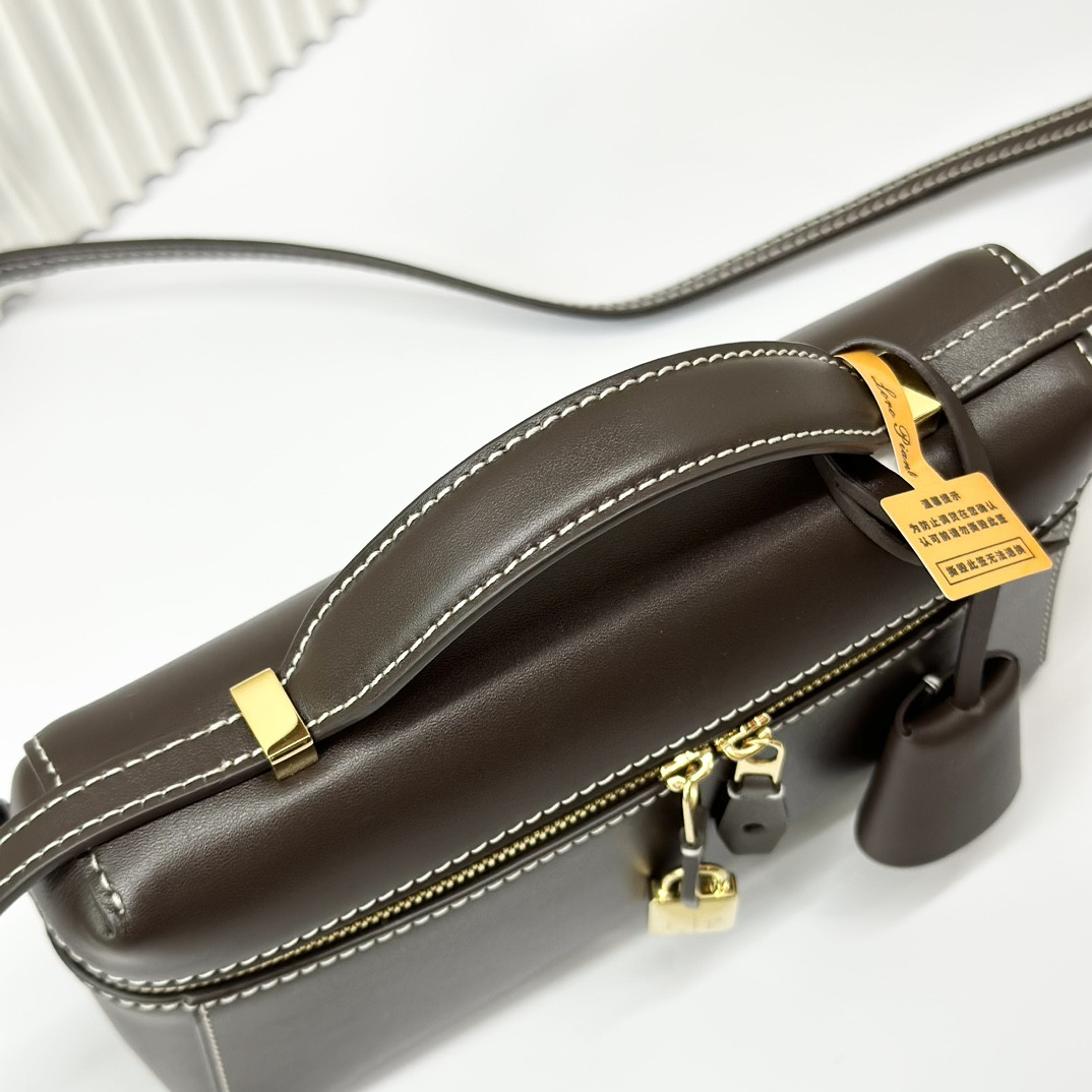 L**o p*ana Extra Pocket L19 Smooth Calfskin 11 x 19 x 6.5 cm