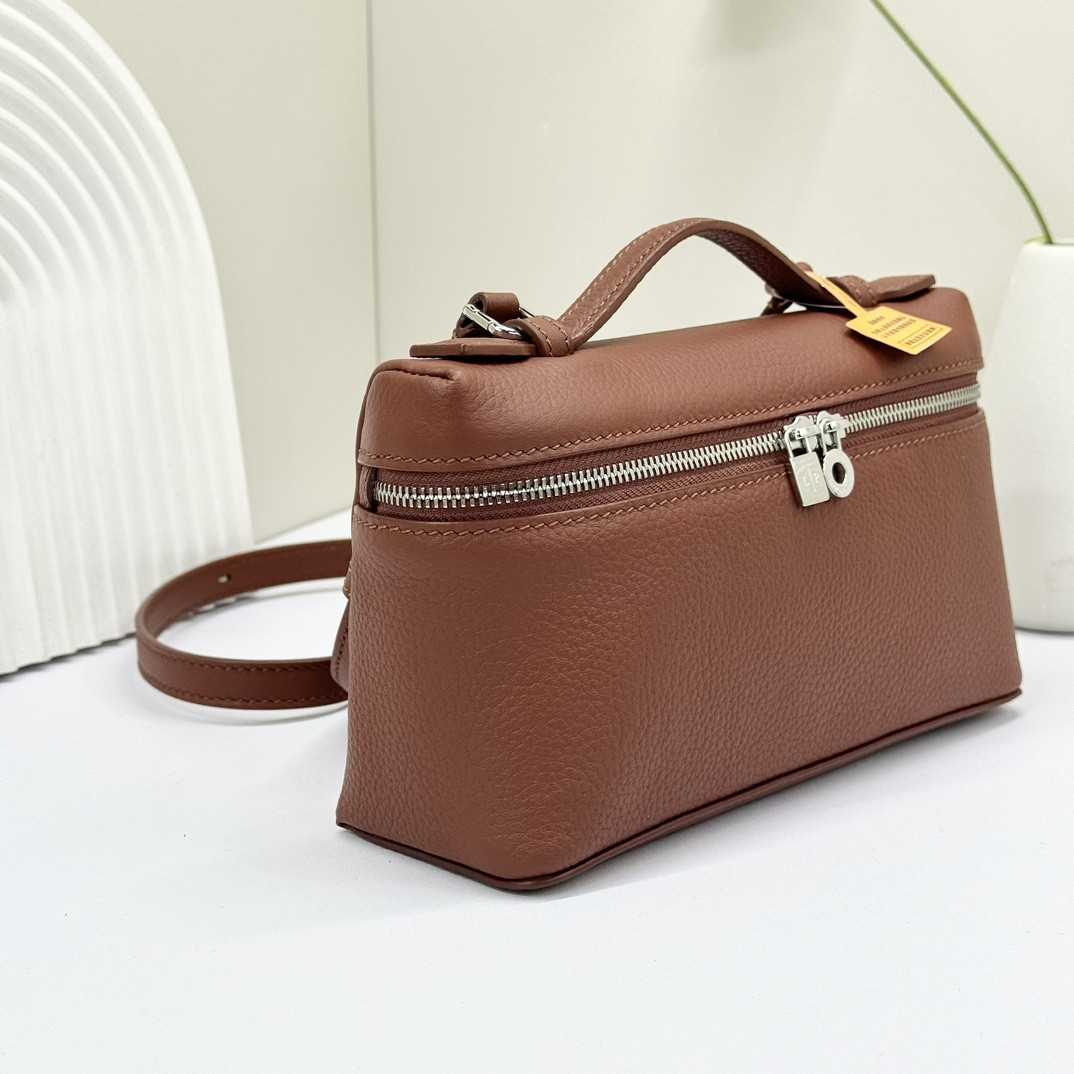 L**o p*ana Extra Pocket L19 Grained Calfskin 11 x 19 x 6.5 cm