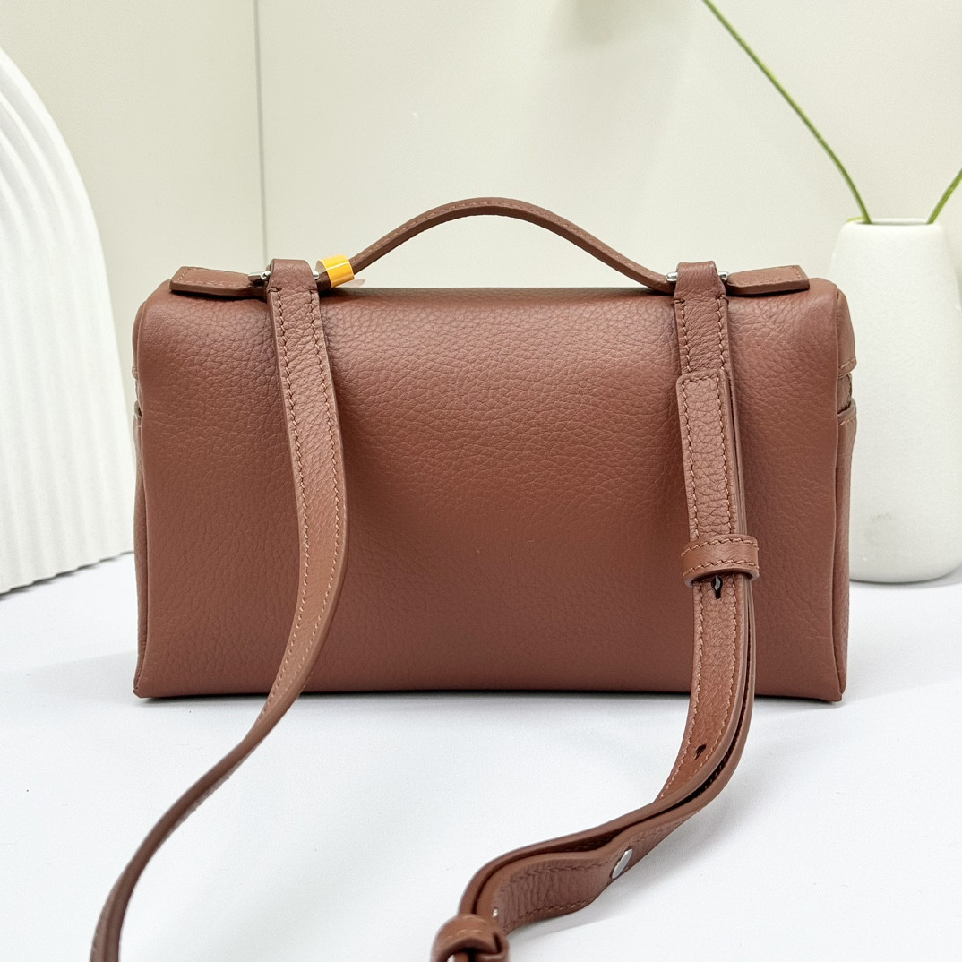 L**o p*ana Extra Pocket L19 Grained Calfskin 11 x 19 x 6.5 cm