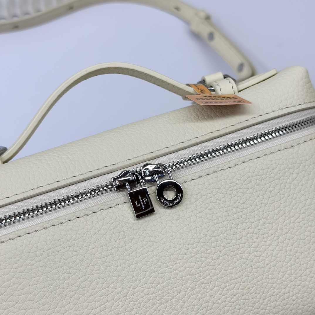 L**o p*ana Extra Pocket L19 Grained Calfskin 11 x 19 x 6.5 cm