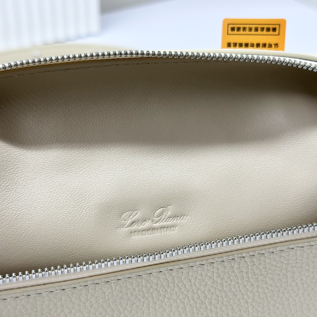 L**o p*ana Extra Pocket L19 Grained Calfskin 11 x 19 x 6.5 cm