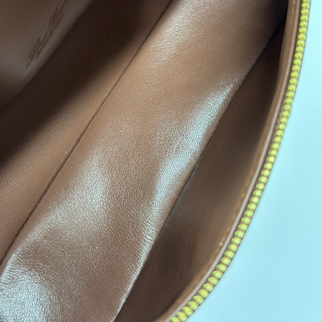 L**o p*ana Extra Pocket L19 Ostrich-grained Leather 11 x 19 x 6.5 cm