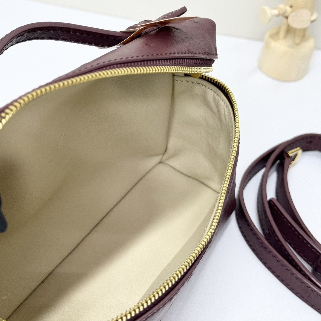 L**o p*ana Extra Pocket L19 Ostrich-grained Leather 11 x 19 x 6.5 cm