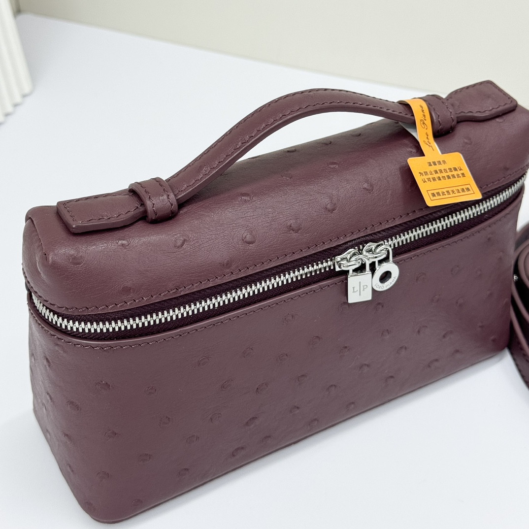 L**o p*ana Extra Pocket L19 Ostrich-grained Leather 11 x 19 x 6.5 cm