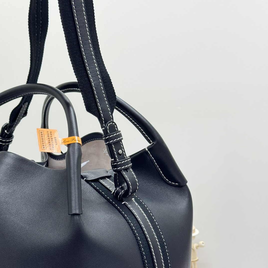 L**o p*ana Large Bale Bag Smooth Calfskin 24 x 20 x 27 cm