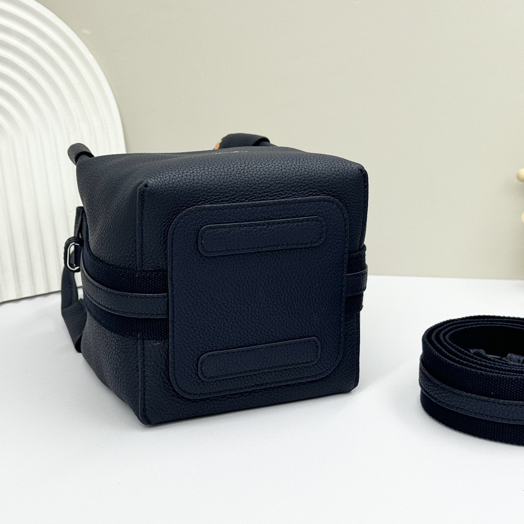 L**o p*ana Micro Bale bag Grained Calfskin 16x13x13cm