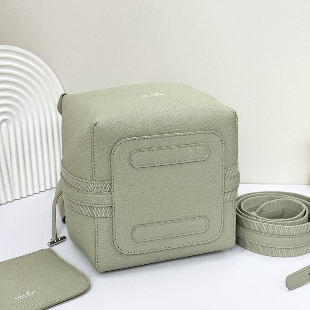 L**o p*ana Small Bale Bag Grained Calfskin 17 x 17 x 21 cm