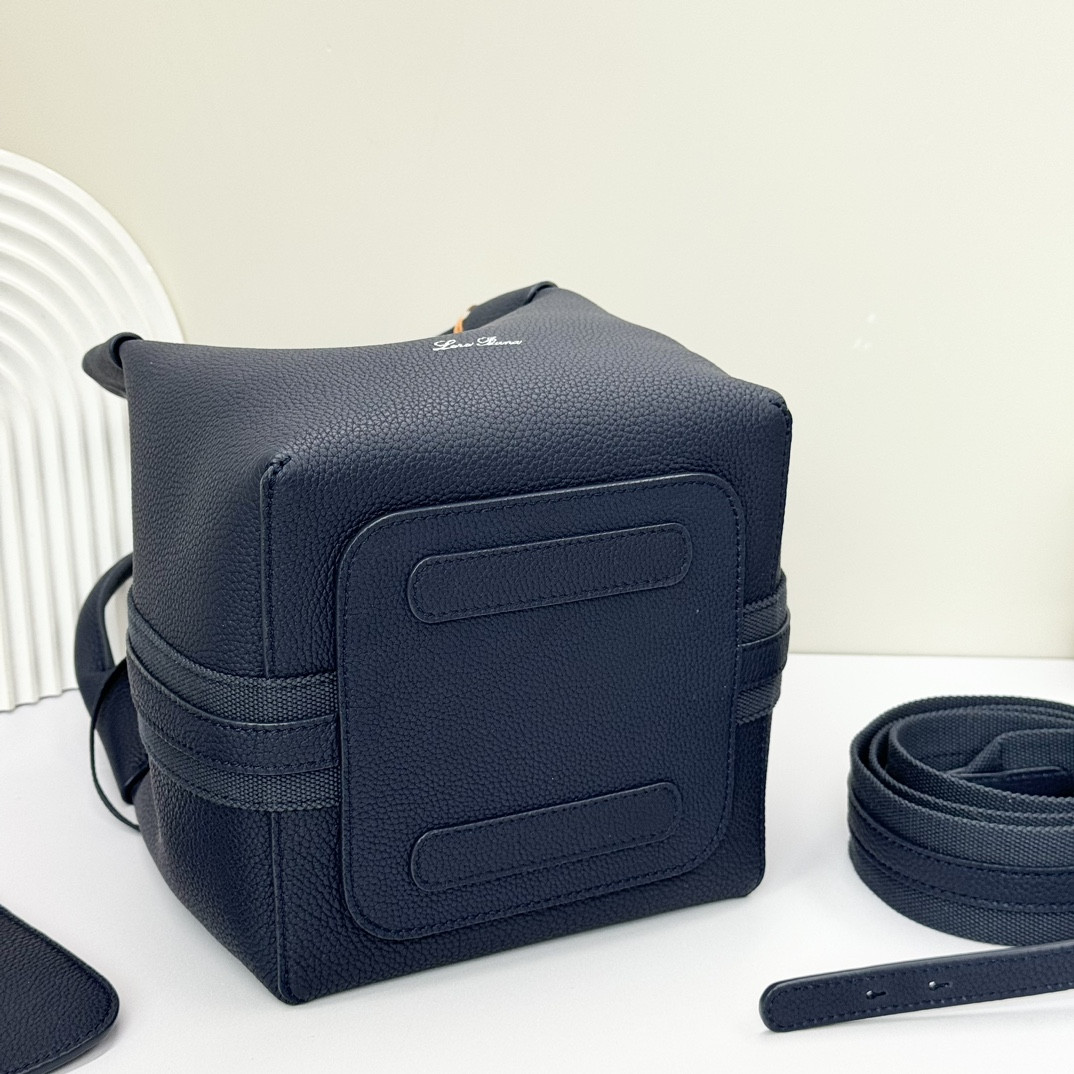 L**o p*ana Small Bale Bag Calfskin 17 x 17 x 21 cm