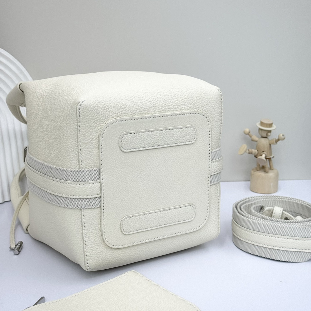 L**o p*ana Small Bale Bag Grained Calfskin 17 x 17 x 21 cm