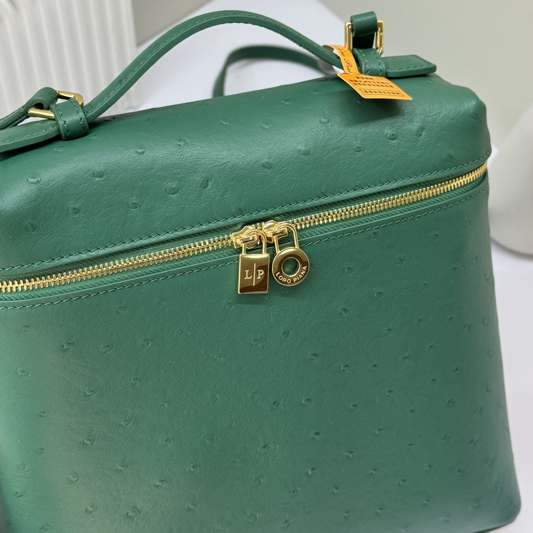 L**o p*ana Extra Pocket backpack L23.5 Ostrich-grained Leather 23 x 21 x 8 cm