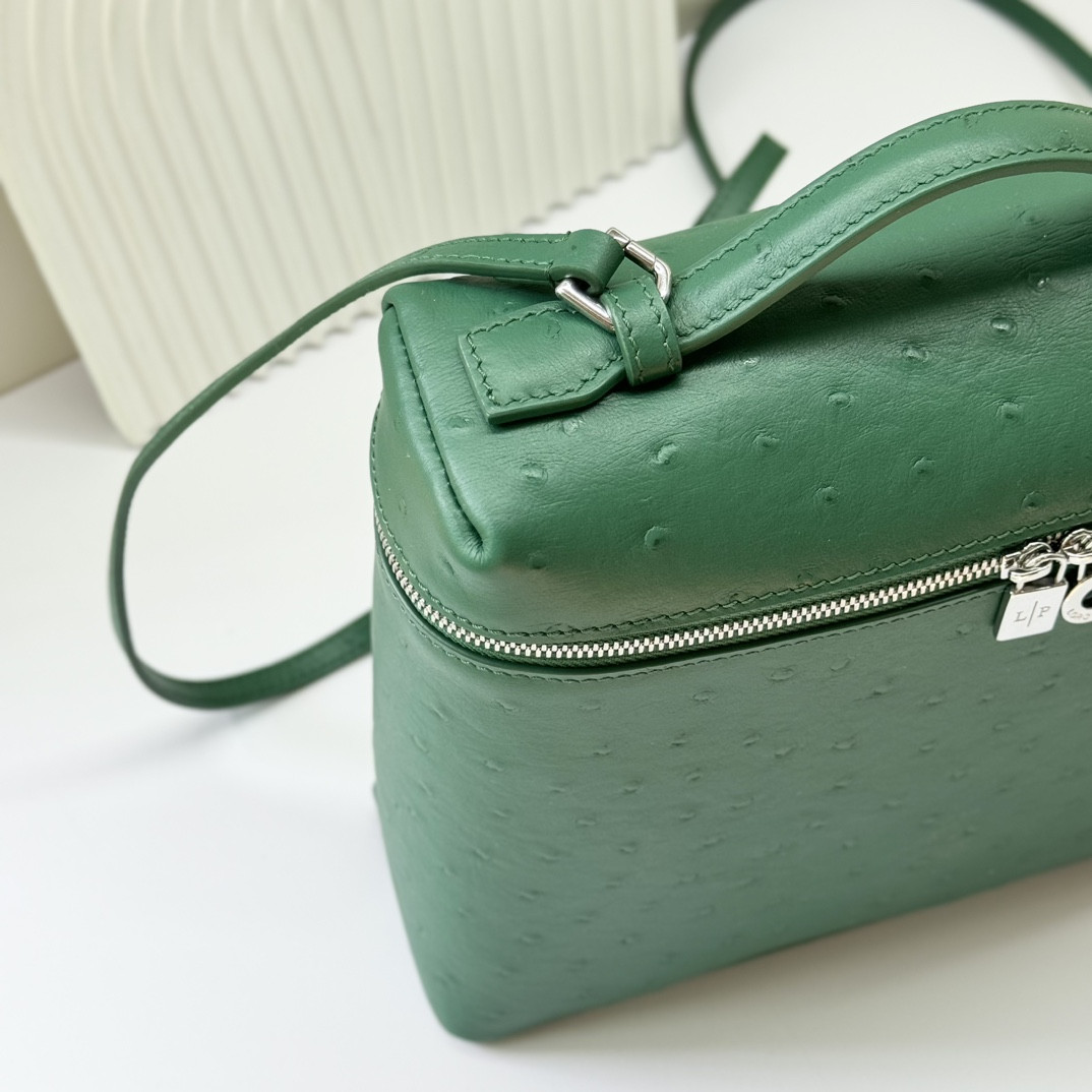 L**o p*ana Extra Pocket backpack L23.5 Ostrich-grained Leather 23 x 21 x 8 cm