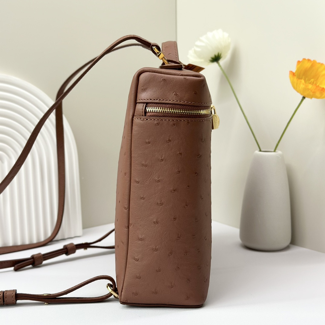 L**o p*ana Extra Pocket backpack L23.5 Ostrich-grained Leather 23 x 21 x 8 cm
