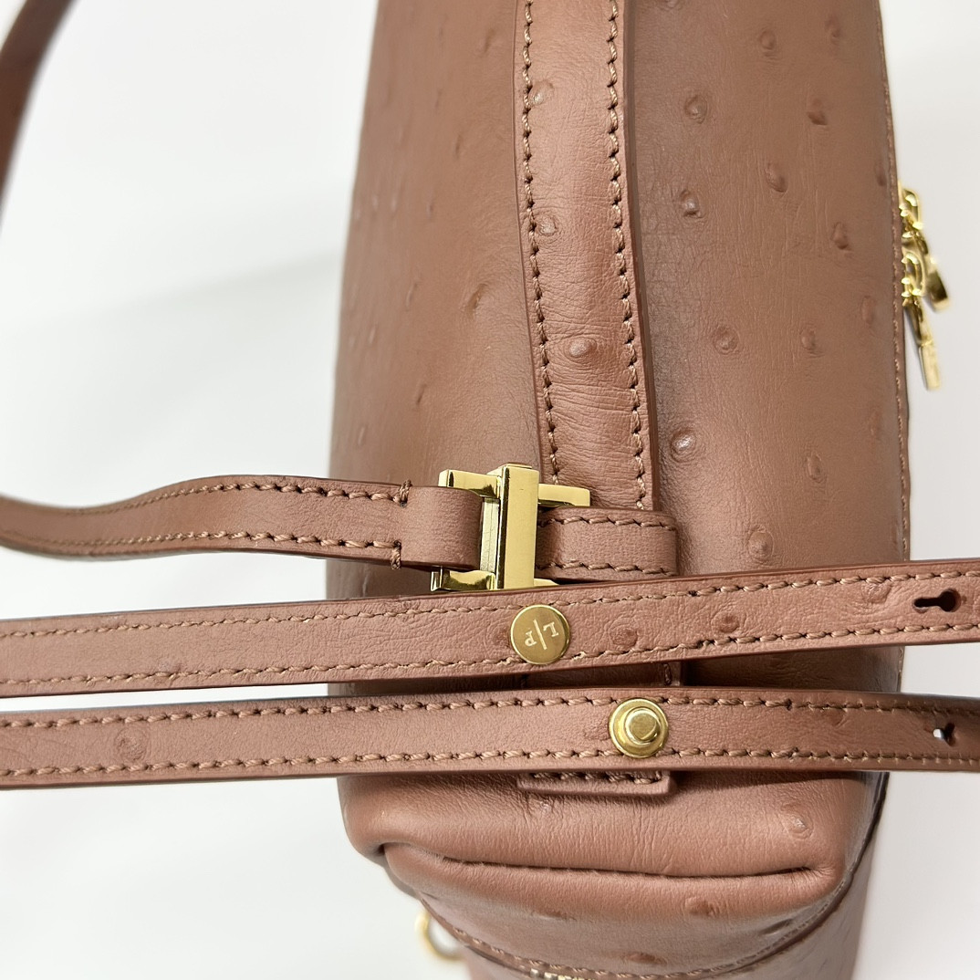 L**o p*ana Extra Pocket backpack L23.5 Ostrich-grained Leather 23 x 21 x 8 cm