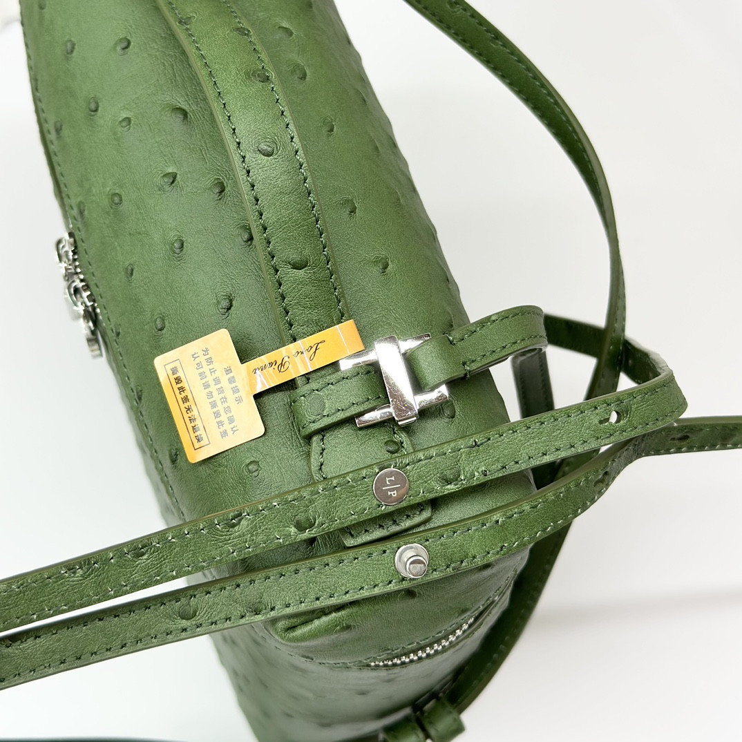 L**o p*ana Extra Pocket backpack L23.5 Ostrich-grained Leather 23 x 21 x 8 cm