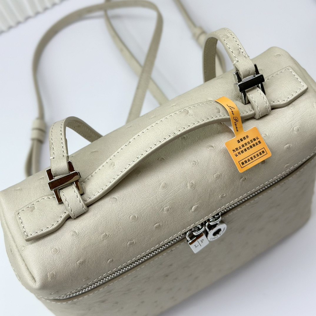 L**o p*ana Extra Pocket backpack L23.5 Ostrich-grained Leather 23 x 21 x 8 cm