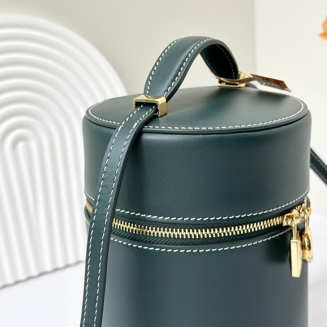 L**o p*ana Extra Case Smooth Calfskin 12 x16 x12cm