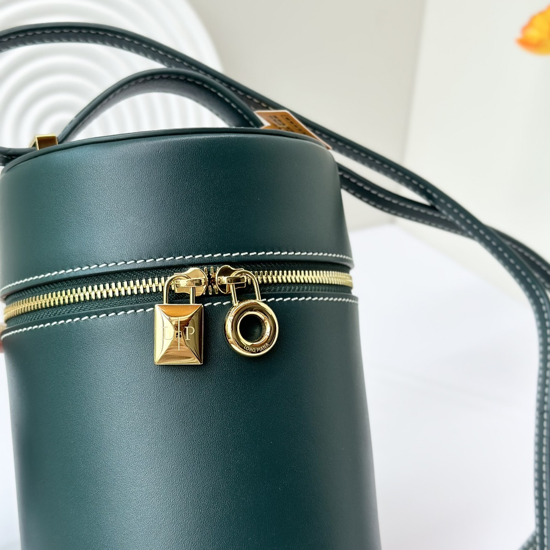 L**o p*ana Extra Case Smooth Calfskin 12 x16 x12cm