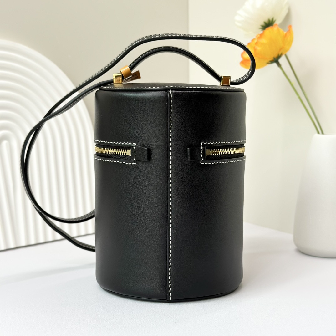 L**o p*ana Extra Case Smooth Calfskin 12 x16 x12cm