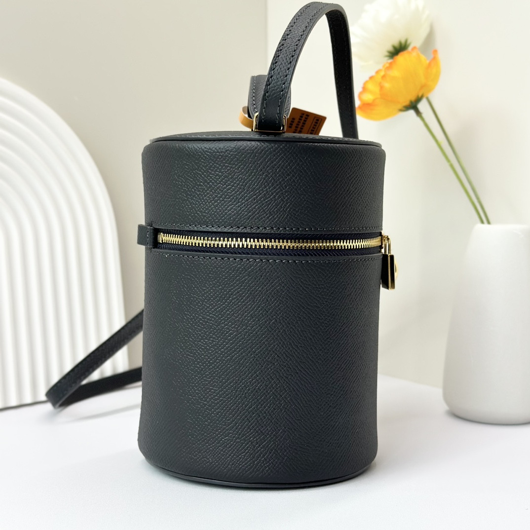 L**o p*ana Extra Case Textured Calfskin 12 x16 x12cm