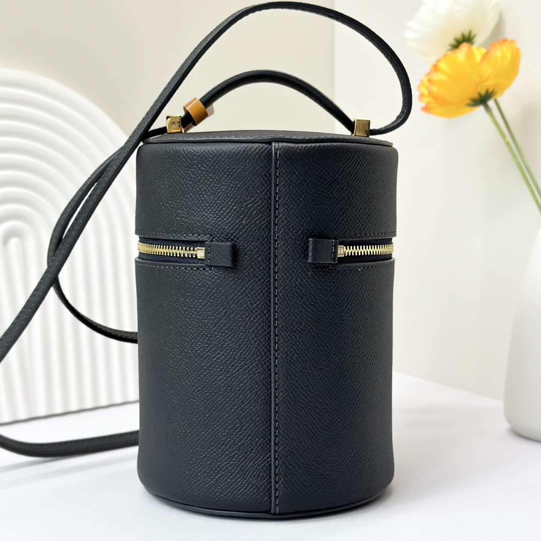 L**o p*ana Extra Case Textured Calfskin 12 x16 x12cm