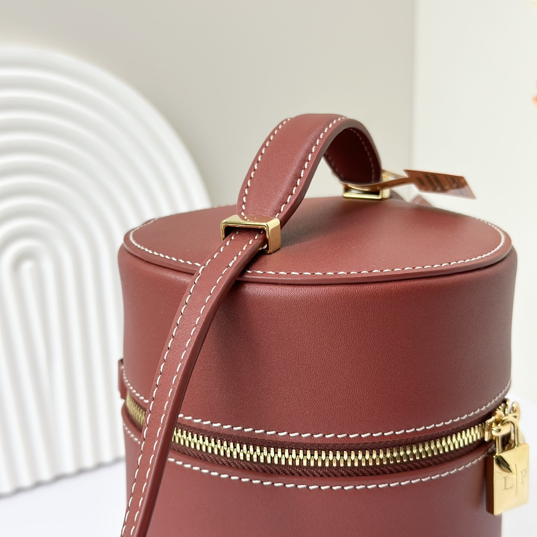 L**o p*ana Extra Case Smooth Calfskin 12 x16 x12cm