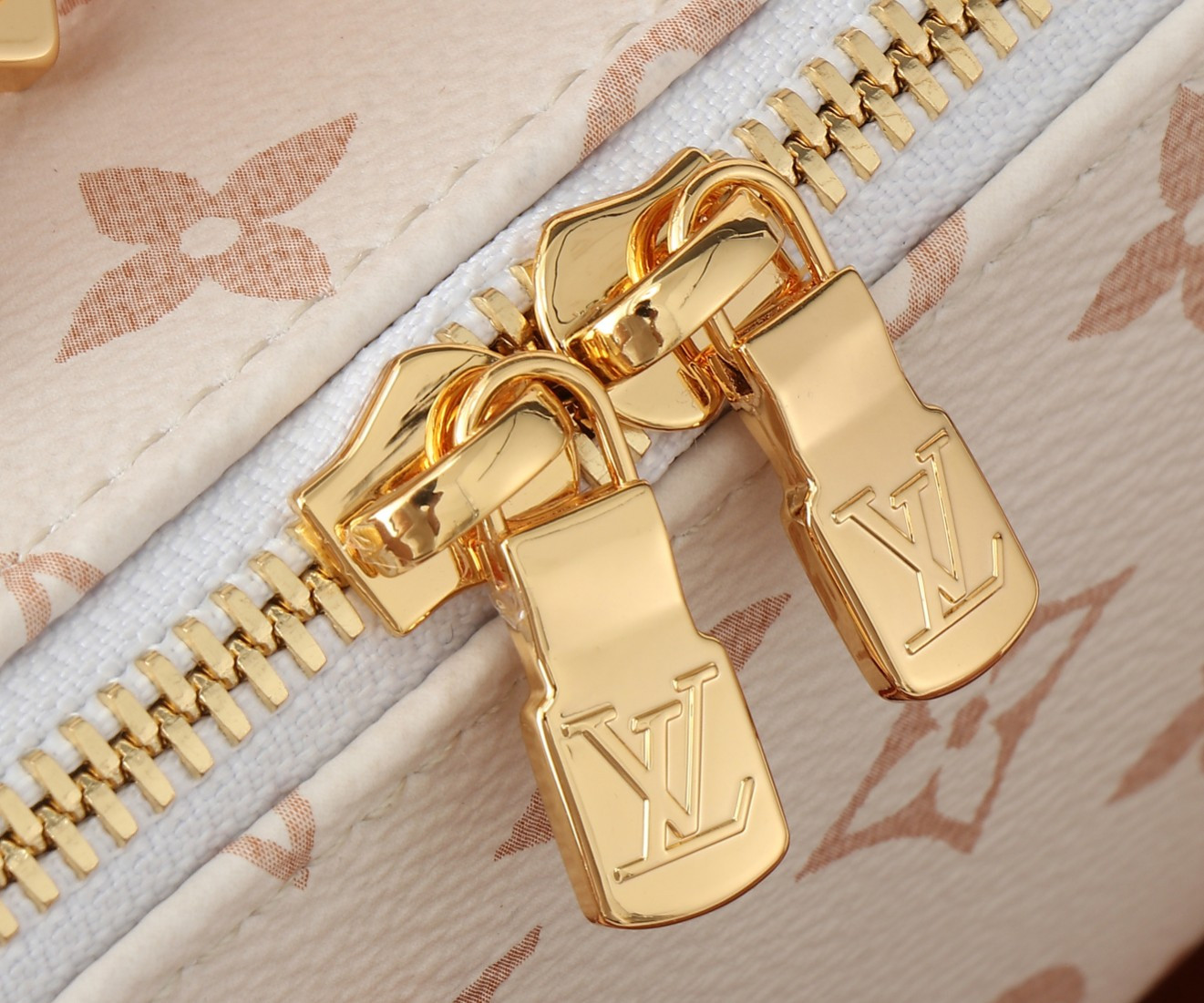 LV Speedy 18 M24474 18x12.5x11CM