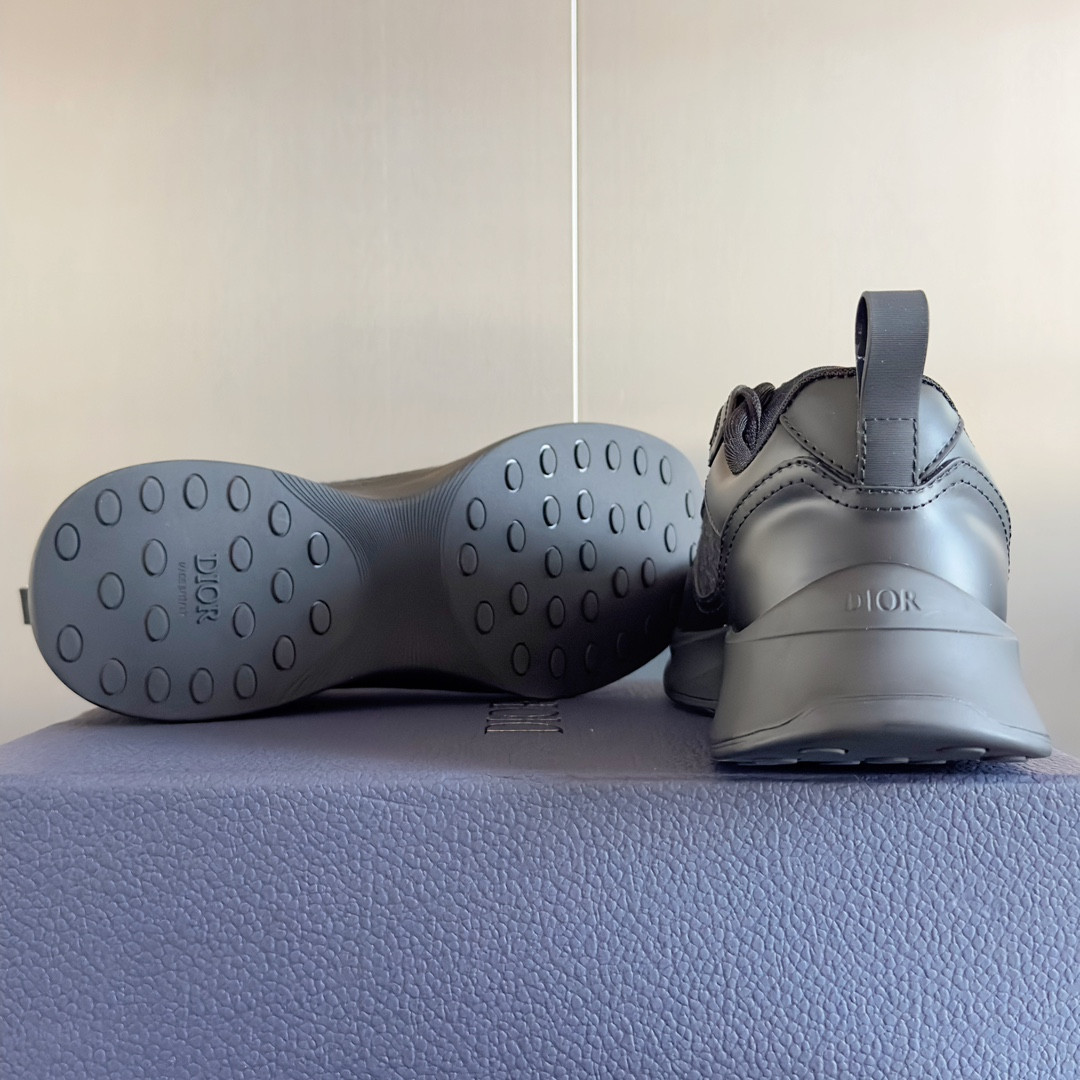 UA D*0r B25 Runner Sneaker