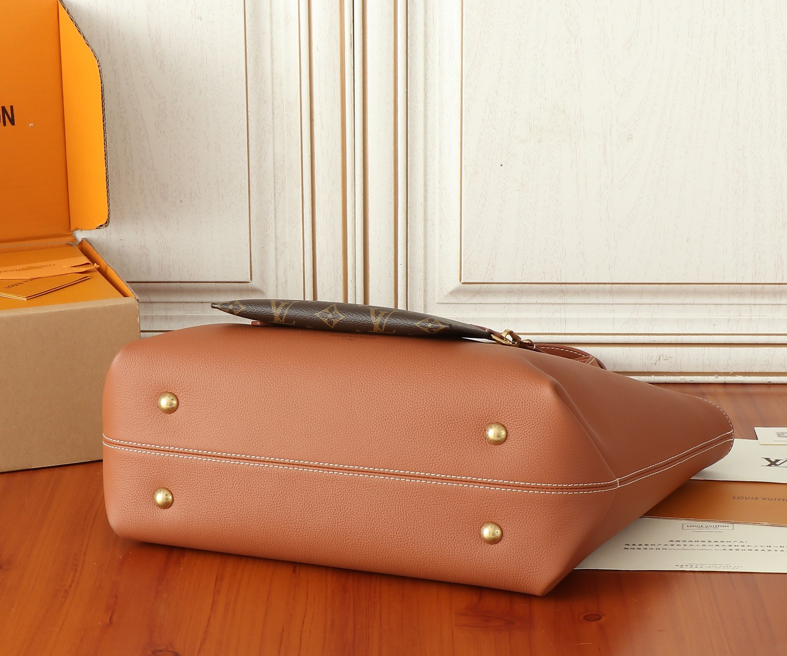 LV Low Key Cabas MM M25342 47x30x14cm