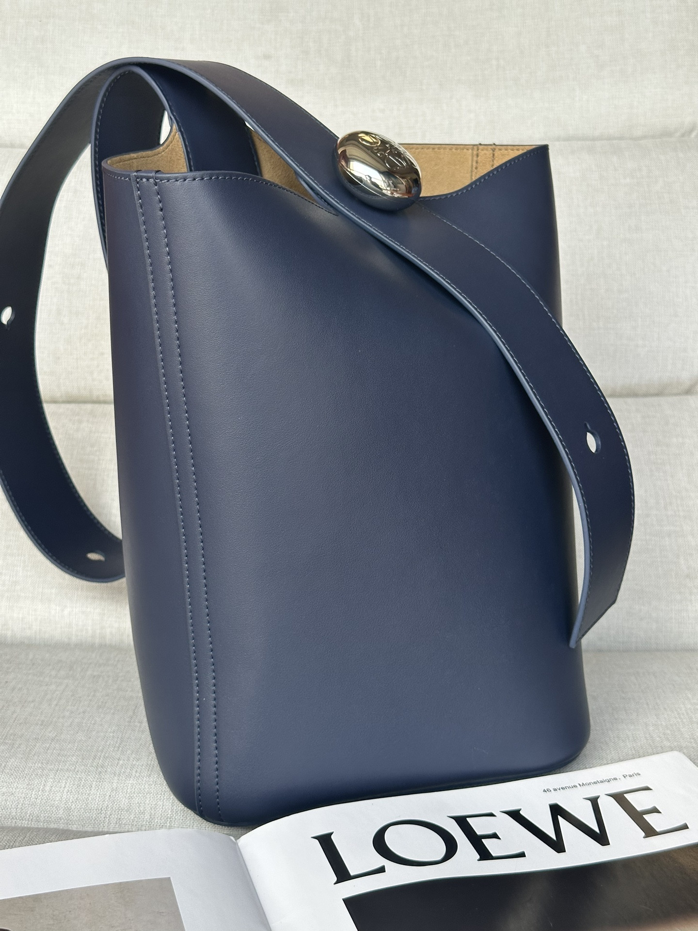 L0ew* Medium Pebble bucket in mellow calfskin 24.5x23.5x28cm