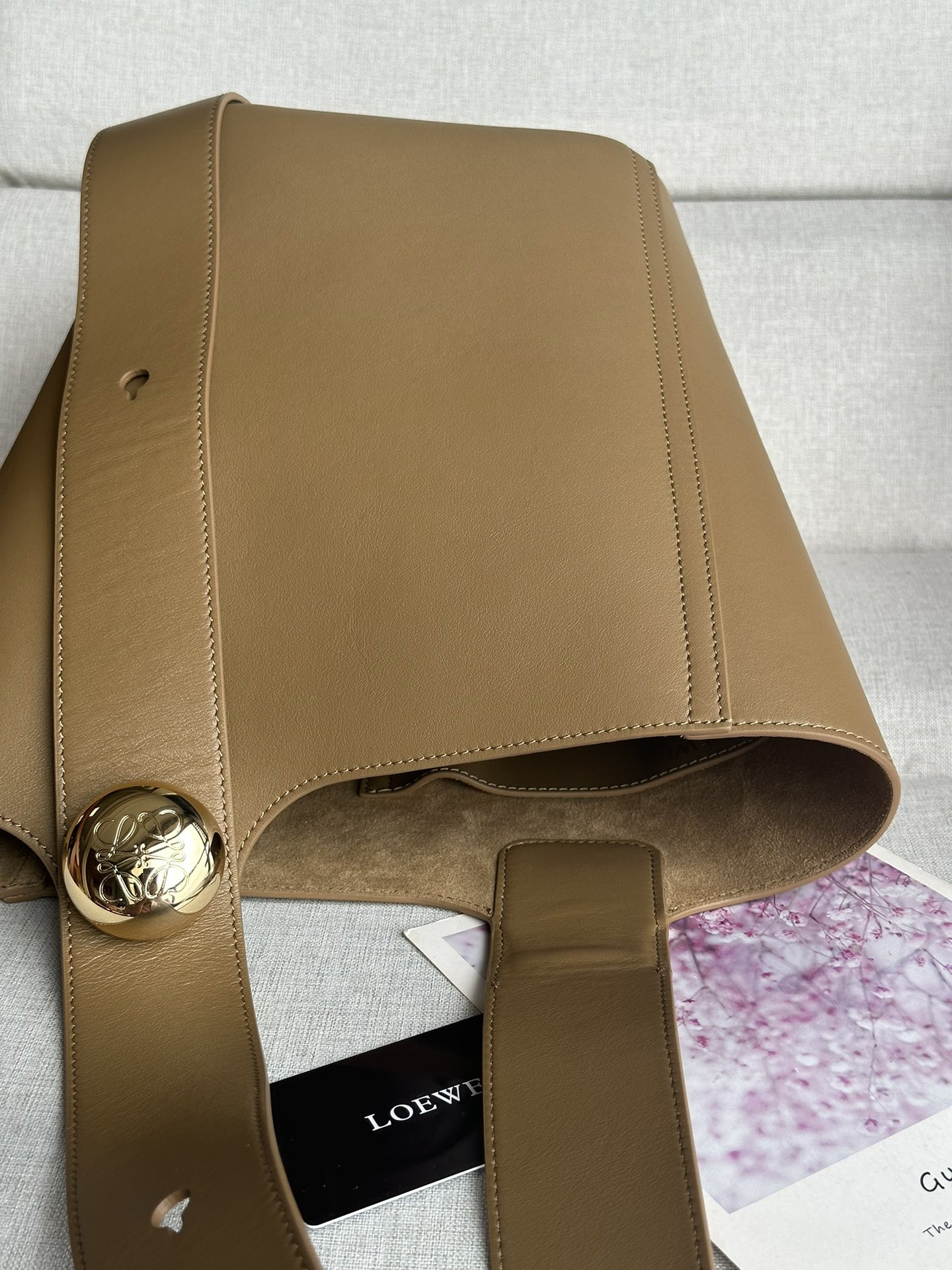 L0ew* Medium Pebble bucket in mellow calfskin 24.5x23.5x28cm