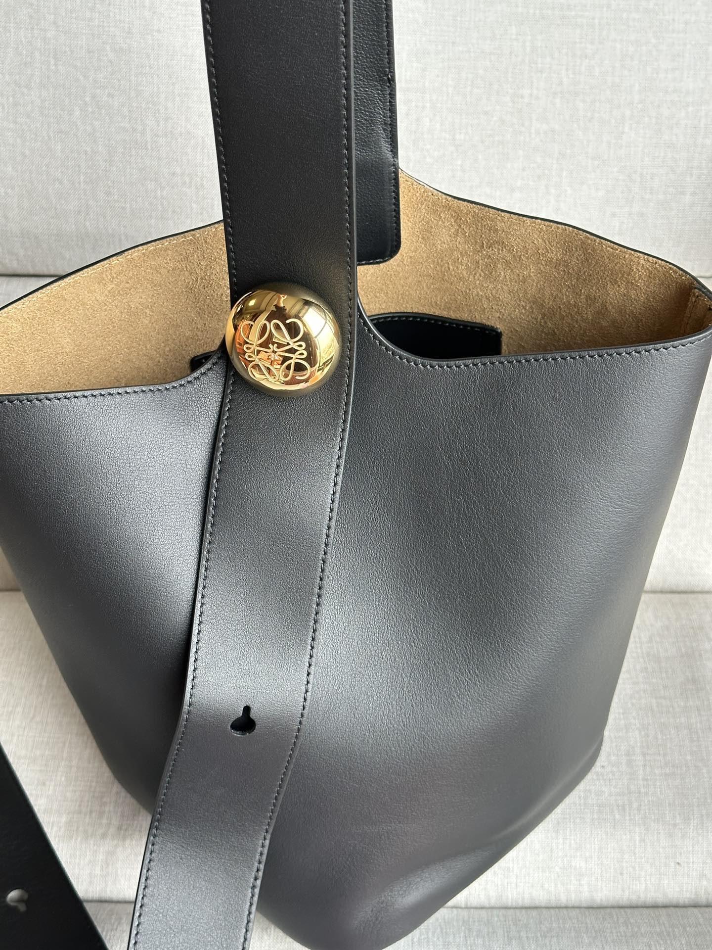 L0ew* Medium Pebble bucket in mellow calfskin 24.5x23.5x28cm